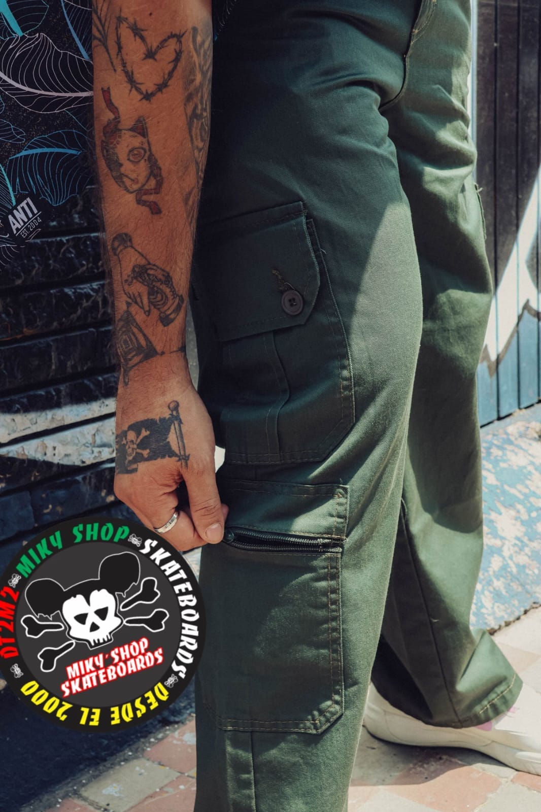 PANTALON ANTIFASHION TIPO CARGO NEGRO